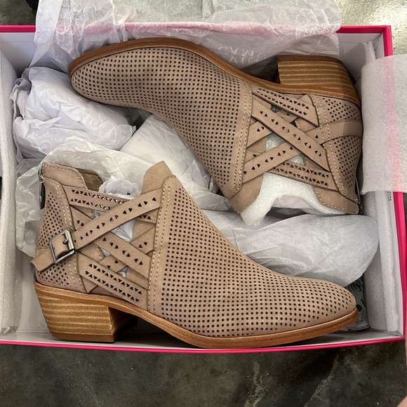 NWT Vince Camuto Women’s 6 1/2 VC-Pranika Wild Mushroom True Suede - Picture 4 of 9